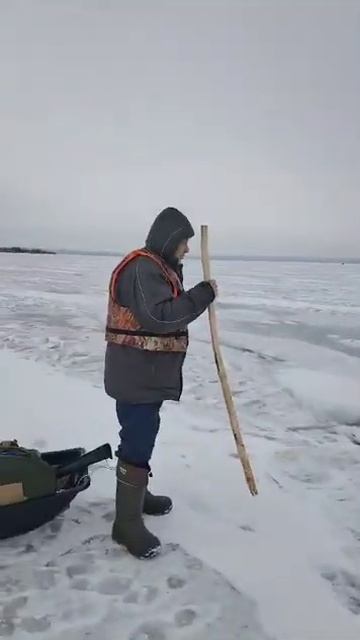 Кто то уже провалился под лед .  #алматы #капчагай #рыба?