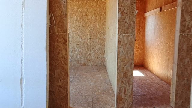 Дом из сэндвич-панелей, поставили окна.