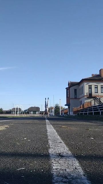 Хожу на руках по беговой дорожке