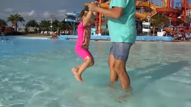 Диана и Рома - Диана и папа веселятся в аквапарке