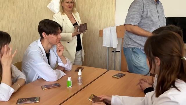 Гендиректор приморского медцентра «Коралл» подарила сладкие подарки ученикам Тореза