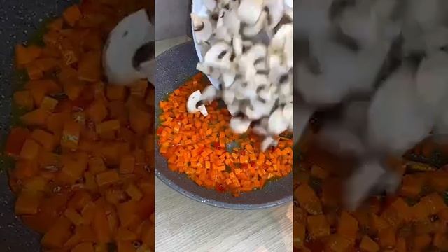 Сырный суп с грибами и куриными крылышками🥘