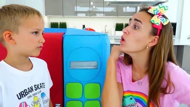 Влад и Никита играют с волшебной микроволновкой