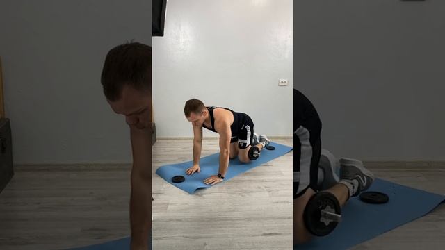 Разгибание бедра с гантелью под коленом и подъем руки