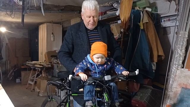 Тема и дедушка с велосипедом