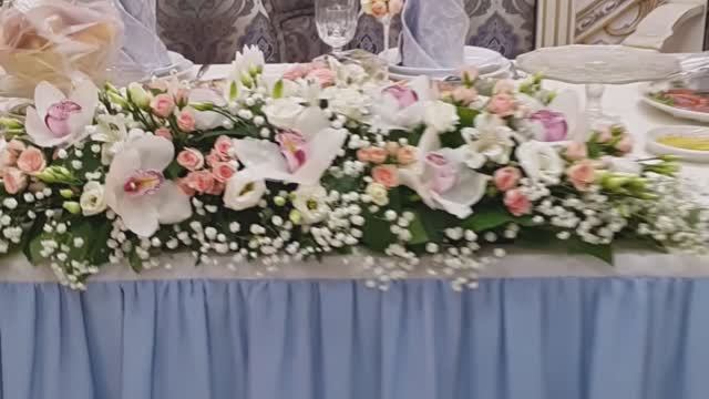Композиция из живых цветов в пастельных тонах