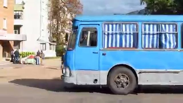 сестра дочка девочка Кариша сидит с сестрой в автобусе