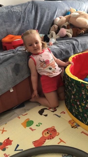 Маленький исследователь: радость в бассейне с шарикам