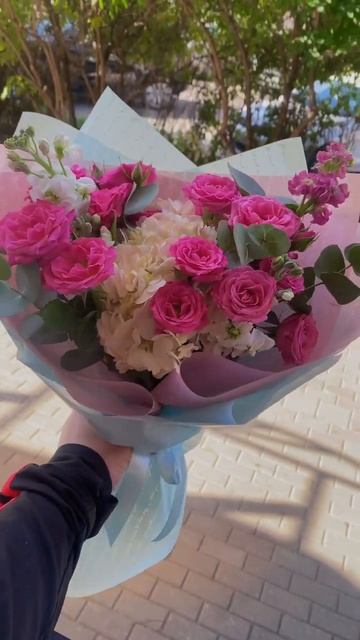 Букеты гортензией, маттиолой и кустовыми розами #flower #?