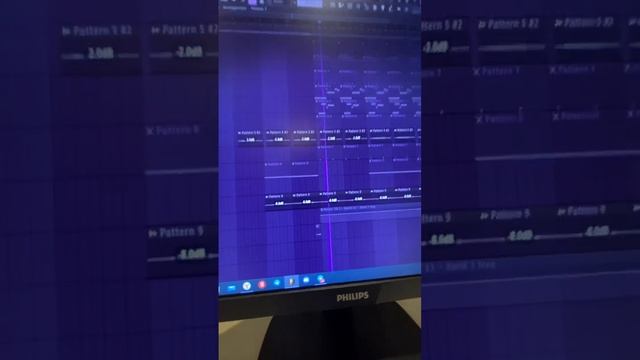 извините, видео до минуты загружать можно