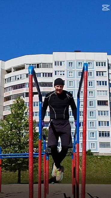 Дед 60+лет. Отжиманиях на брусьях...