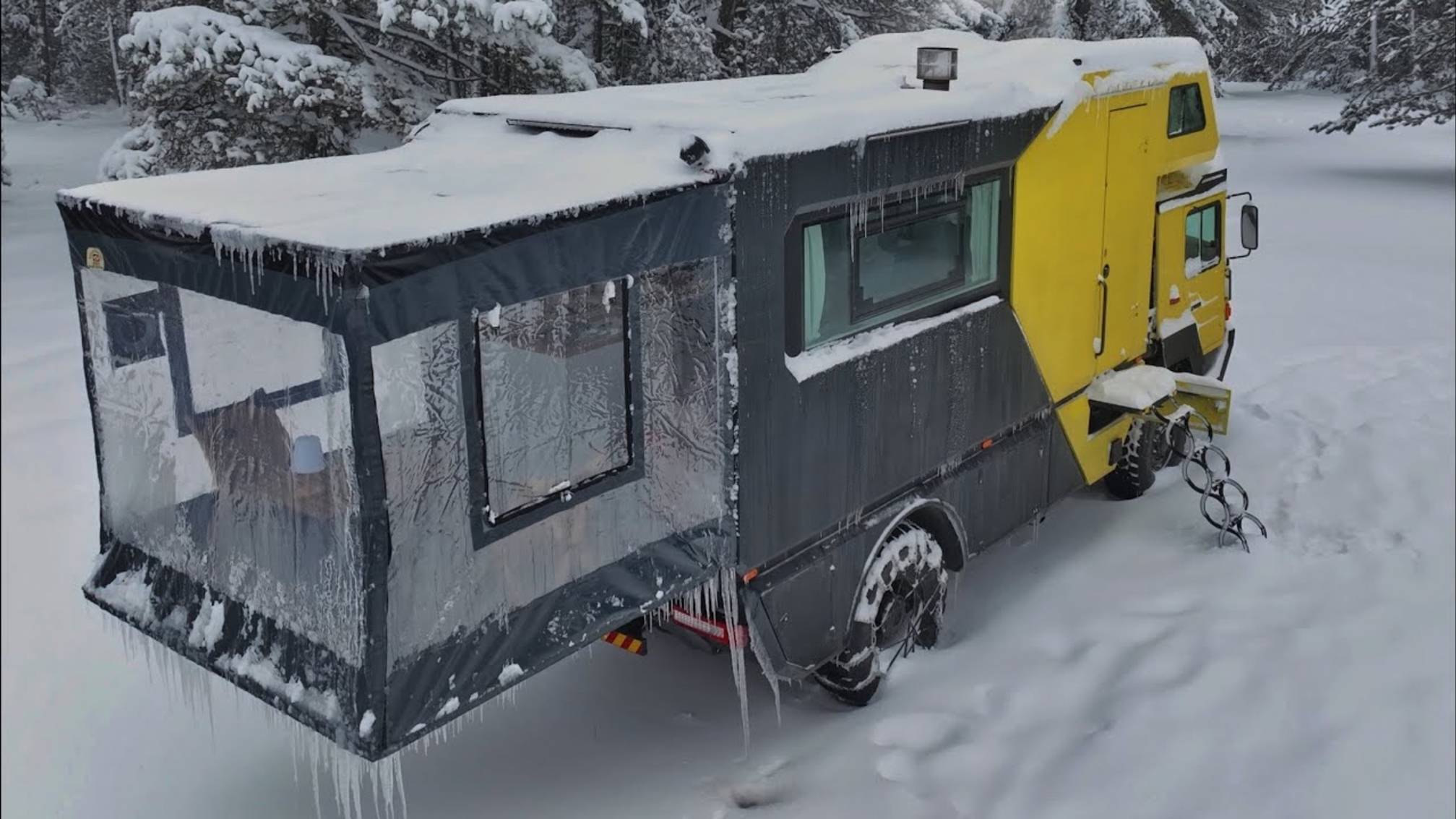 [4K] ŞİDDETLİ KARDA SOBALI KAMYON KARAVAN İLE KAMP