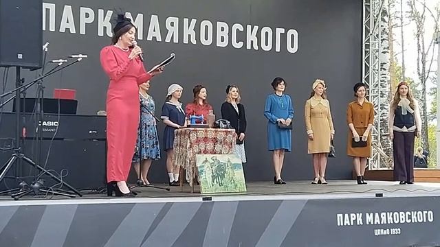 Исторический показ мод на сцене Sound Park в Парке им. Маяковского