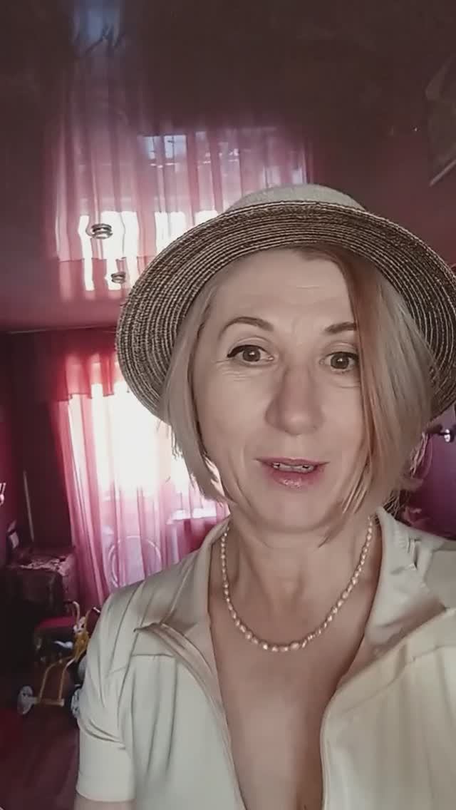 Нариусем глазки, наденем шпяпку. И так лучше. Правда?