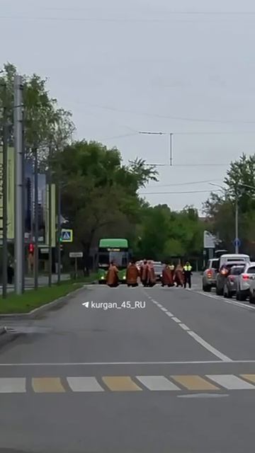 В Кургане освятили опасный перекрёсток у «Пушкинского»
