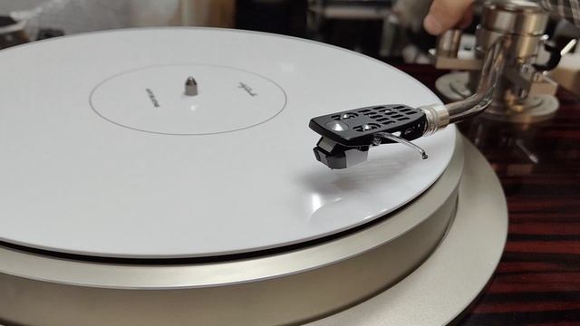 Хороший проигрыватель виниловых пластинок Pioneer PL-70