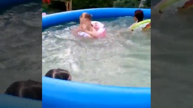 Игры в бассейне