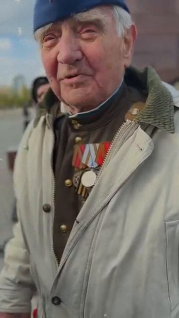 Ветер тихо качает знамёна!