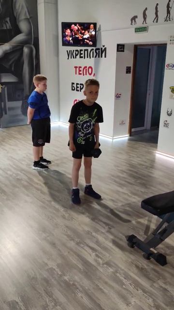 подъем гантели вверх