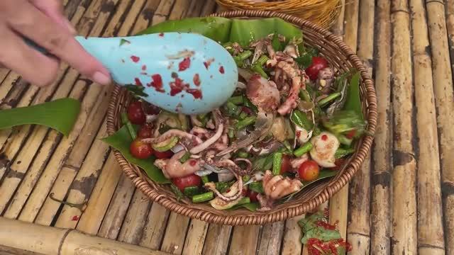 Рецепт острого салата из морепродуктов и его употребление