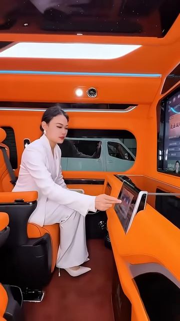 Toyota Hiace 6-seater commercial vehicle with bathroom... Unfold