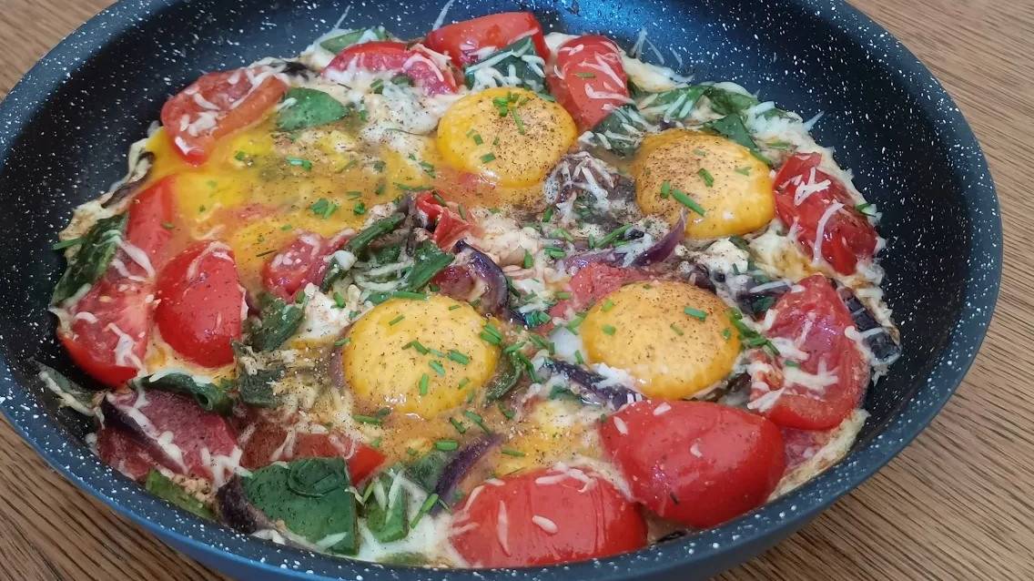 Интересный рецепт яичницы на завтрак с овощами. Полезный завтрак.