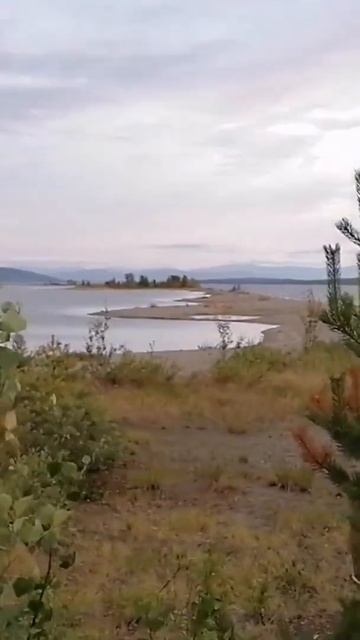 Закат солнца на озере Имандра. Живописная песчаная ко?