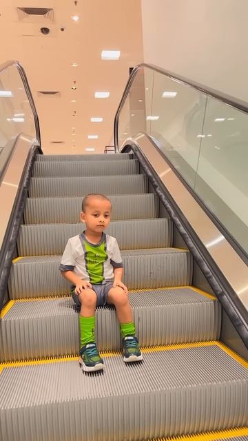 Funny Escalator🤪😁funny baby sitting on escalator🤣 #shorts #ytshorts #trend #viralshorts