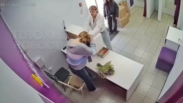 В омском ПВЗ девушка напала на сотрудницу за просьбу не курить электронку в помещении !!!