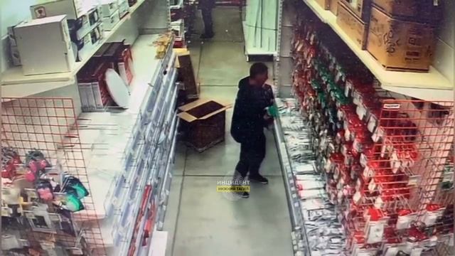 ТЦ Боберстрой на улице Балакинской в Нижнем Тагиле разыскивают двух инородцев которые украли розеткИ