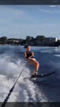 Девушка. Слалом на воде.