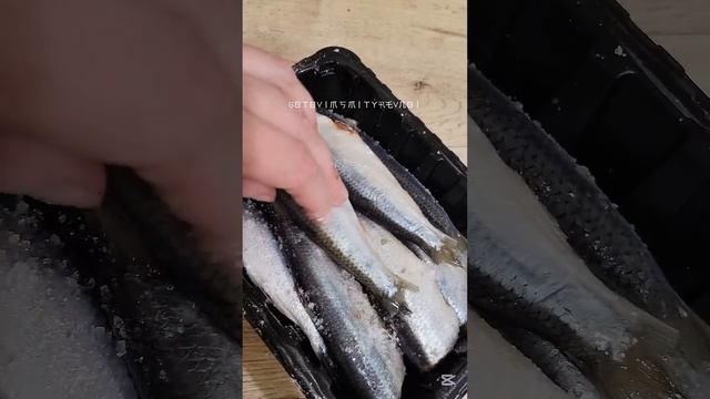 Солим салаку на следующий день уже можно кушать.#shorts #р