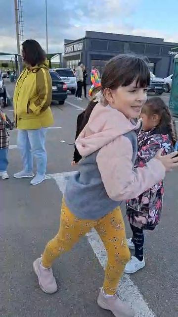 с подругами в цирке на антракте