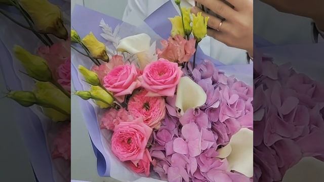 Яркие букеты с кустовыми розами, гортензией и белыми к