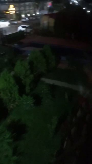Что это? Мужики Бегают и Купаются в Бассейне