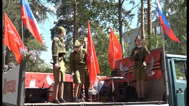 Фронтовая бригада спела под окнами ветеранов