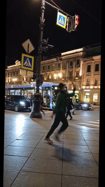 ТАНЦОР САША ОТЖИГАЕТ НА НЕВСКОМ ПРОСПЕКТЕ 💖