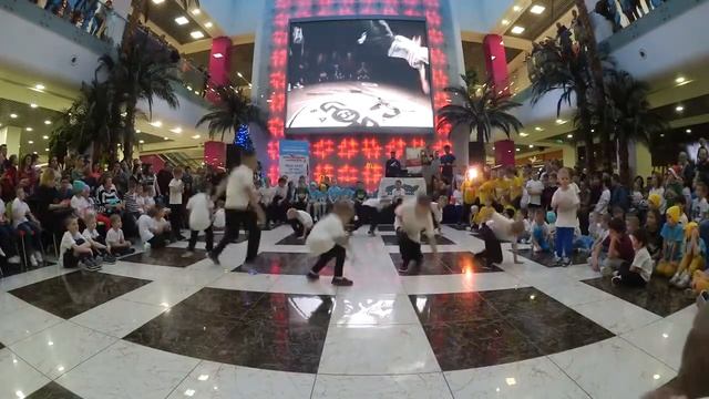 Шоу по брейк-дансу средней группы ТЦ "Этюд"