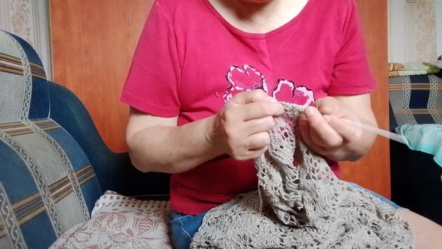 Обрезала рукава у туники ,обвязываю их крючком.