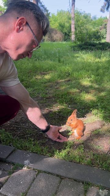 Кормим белочку в Ботаническом саду Краснодара