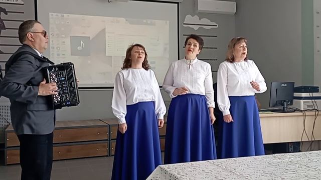 Стоят безоньки.