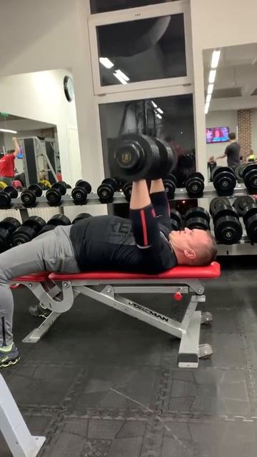 Жим гантелей на горизонтали 45+45кг