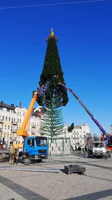 Установка и монтаж главной новогодней ёлки в Киеве. 6 д