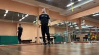 Наклоны на одной ноге с жимом гантелей вверх