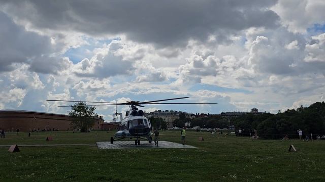 Взлет вертолета с Заячьего острова в Санкт-Петербурге