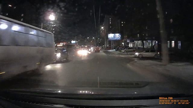 Синий Гольф с макакой за рулем