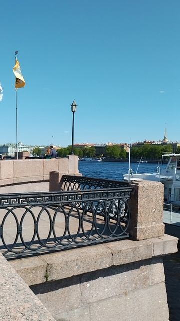 Университетская набережная, Петербург. 22 мая 2023.