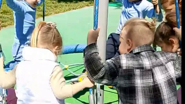 Веселюсь на детской площадке🎡.mp4