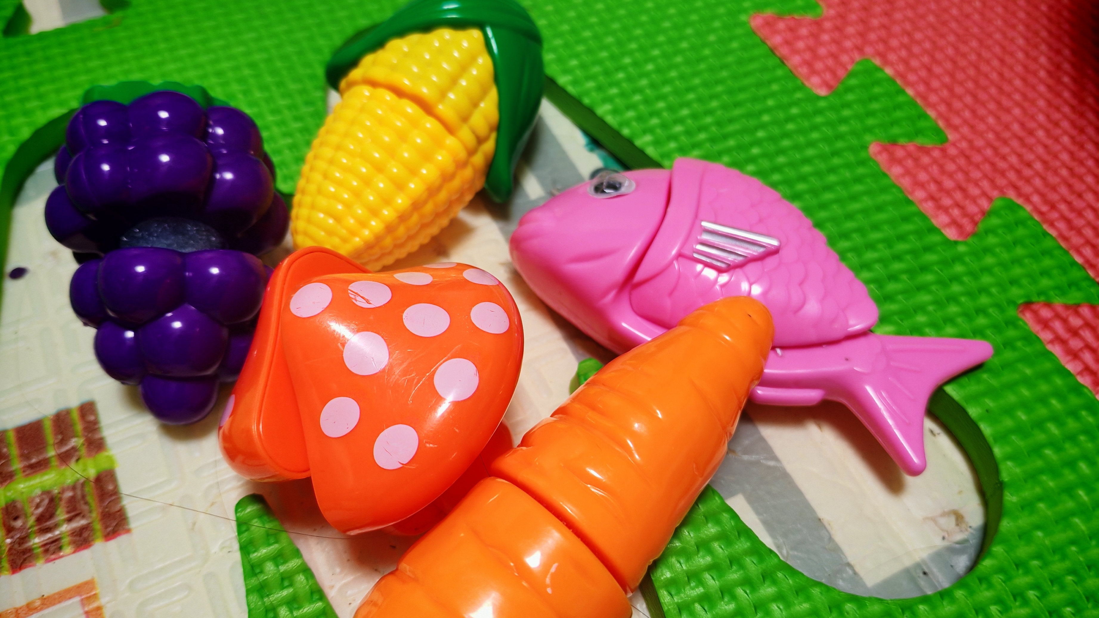 играем в продукты на липучках для малышей