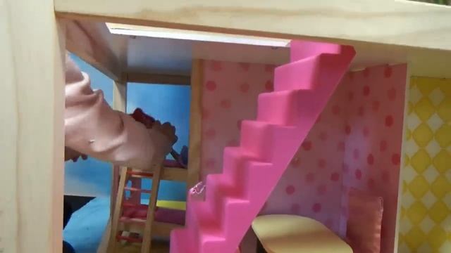 Мисс Кэйти и Мистер Макс (Miss Katy)Katy and her new playhouse for the doll